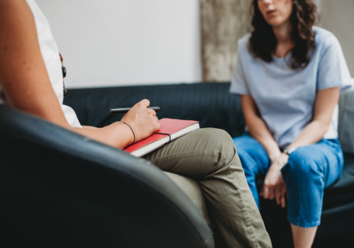 A counselor talking with a woman about Pain Management in Peoria IL