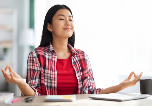 A woman staying calm and talking advantage of Anxiety Management in Peoria IL