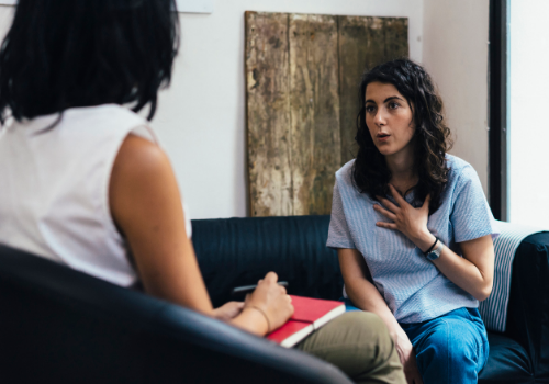 A woman talking with a therapist during Anxiety Therapy in Washington IL